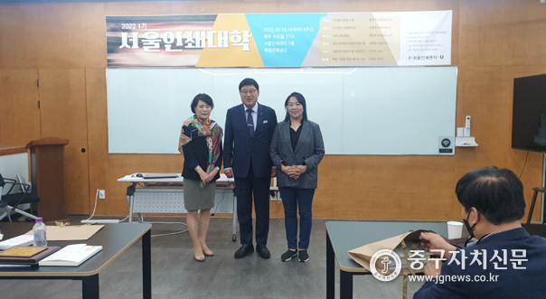 인쇄대학 제1기 회장에 안영주(좌) 대표, 이태영 (중)학장, 박선영(우) 사무국장이 기념촬영을 하고 있다. 