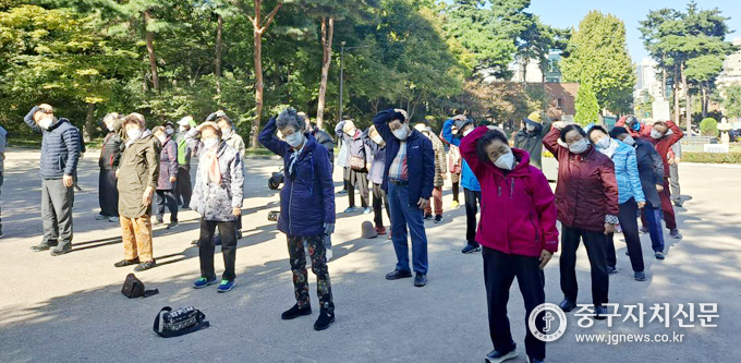 지난 19일 장충단공원에서 어르신 건강걷기 행사를 개최하고 있다.