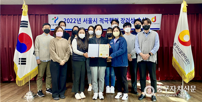 2022년 적극행정 우수사례 장려상을 수상한 뒤 기념촬영을 하고 있다.