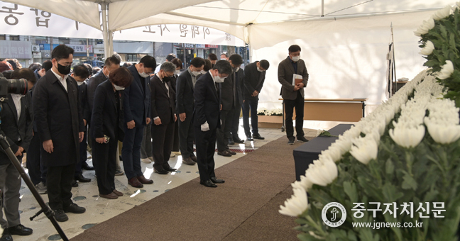 김길성 중구청장과 직원들이 31일 중구청 분향소에서 조문을 하고 있다.