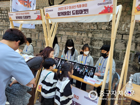 청소년센터 꿈을 여는 교실에서 드림마켓 활동을 하고 있다.
