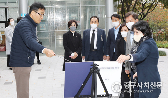 의원들이 무학봉근린공원 재조성 현장 관계자로부터 운영 실태를 청취하고 있다.