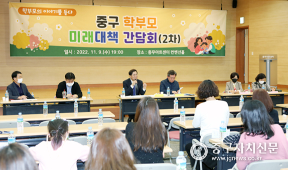 중구의회가 제2차 주민소통 공청회 열고 학부모들의 의견을 수렴하고 있다.(사진은 좌로부터 송재천 의원, 상명대 홍영준 교수, 길기영 의장, 윤판오 부의장, 이정미 조미정 의원). 