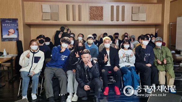 정화예대 실용음악학부 학생들이 실력파 싱어송라이터 ‘GSoul(지소울)의 특강을 들은 뒤 기념촬영을 하고 있다.
