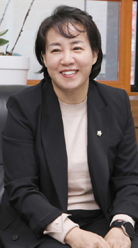 양은미 예결특위 위원장이 본지와 인터뷰를 하고 있다.