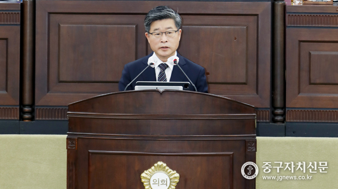 김길성 중구청장이 중구의회 본회의장에서 2023년도 시정연설을 하고 있다.