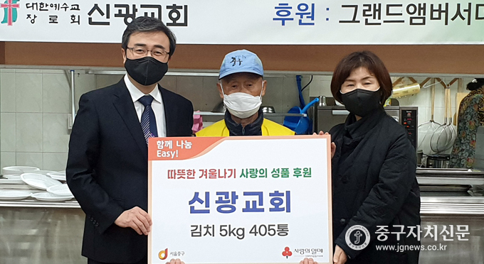 지난 17일 신광교회에서 백상규 목사가 김장김치를 전달하고 있다.