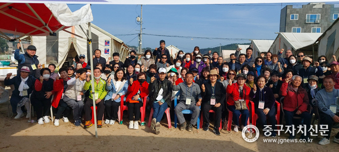 새마을가족들이 영동도 일대에서 수련회를 가진 뒤 단체 기념촬영을 하고 있다.