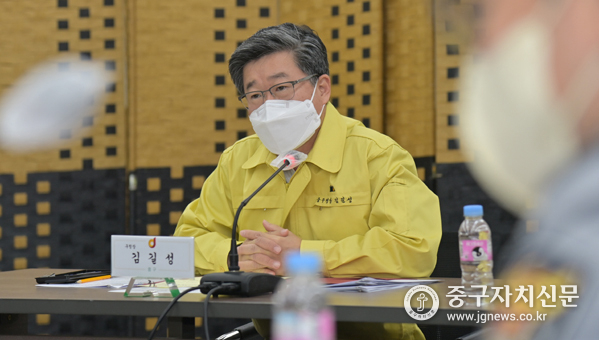지난 28일 김길성 구청장이 유관기관 합동 안전대책 회의를 주재하고 있다. 