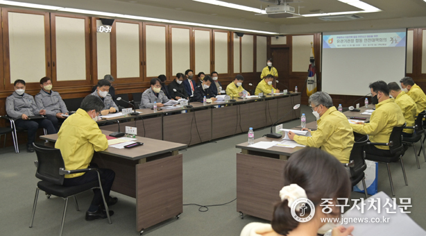 지난 28일 열린 안전대책 회의에서 김길성 구청장이 안전대책을 논의하고 있다.<br>
