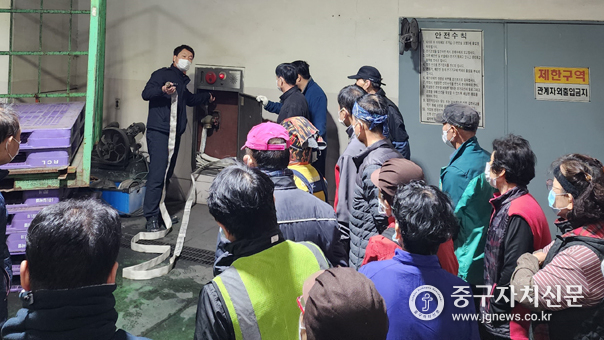 지난 11월 30일 중구 자원재활용처리장 화재대비 소방 훈련에 앞서 관계자들에게 매뉴얼을 설명을 하고 있다. 