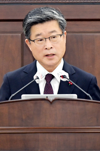 지난 12월 2일 중구의회 정례회 제3차 본회의에서 김길성 구청장이 의원들의 질문에 대해 답변하고 있다.