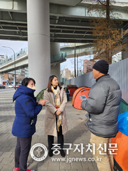 중구의회 양은미, 손주하 의원이 중림동에 위치한 노숙인 텐트 구역을 찾아 노숙인들의 실태를 살피고 있다. 