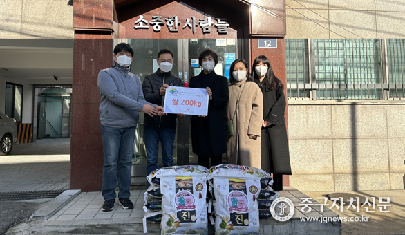 건보공단 이경진 지사장등이 사회복지시설에 쌀 후원에 앞서 기념촬영을 하고 있다. 