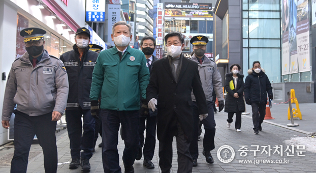 김길성 중구청장이 이상민 행안부 장관과 안전관리 실태를 점검하기 위해 명동을 방문하고 있다.