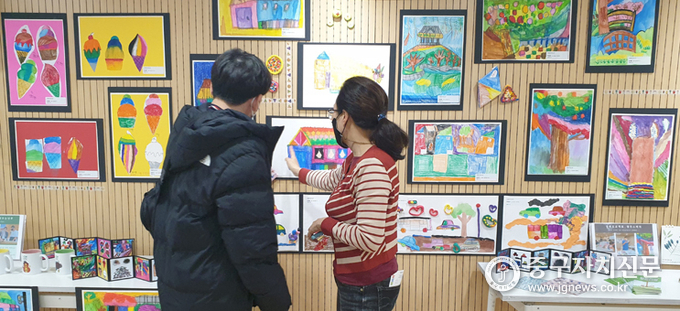아낌없이주는나무 사회적협동조합 사회적기업 협업 발달장애인 그림을 전시하고 있다. 