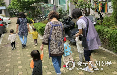 보육교사도우미 어르신들이 보육시설에 파견돼 아이들의 버팀목이 되고 있다. 
