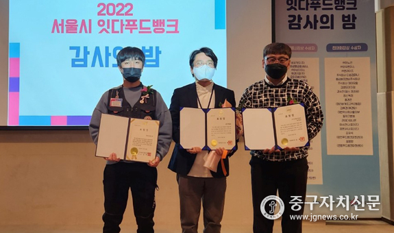 왼쪽부터 라이더 유니온 대표자, 임태준 르빵 명동점 대표, 박태준 사회복지사.