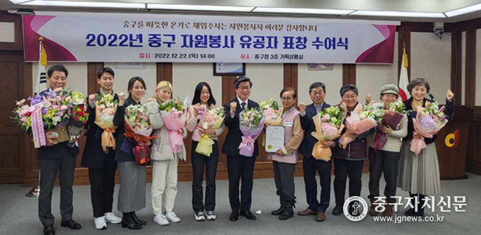 정화예대 미용예술학부 ‘메이크미’가 ‘중구 자원봉사 아우름 Festival’에서 중구청장 표창을 받은 후 기념촬영을 하고있다.