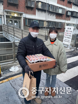 2022 우양재단 쌀타 프로젝트사업 공모에 선정돼 자활참여 주민들에게 성품을 전달하고 있다