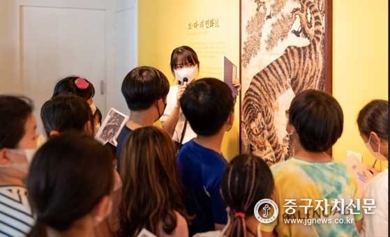 중구문화재단, 보따리 민화 애듀케이터가 어린이들의 눈높이에 맞춰 전시설명을 하고 있다.