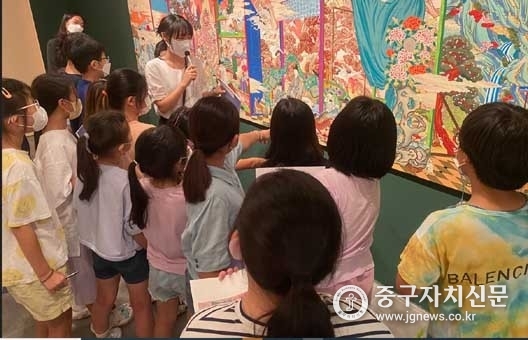 중구문화재단, 보따리 민화 애듀케이터가 어린이들의 눈높이에 맞춰 전시설명을 하고 있다.