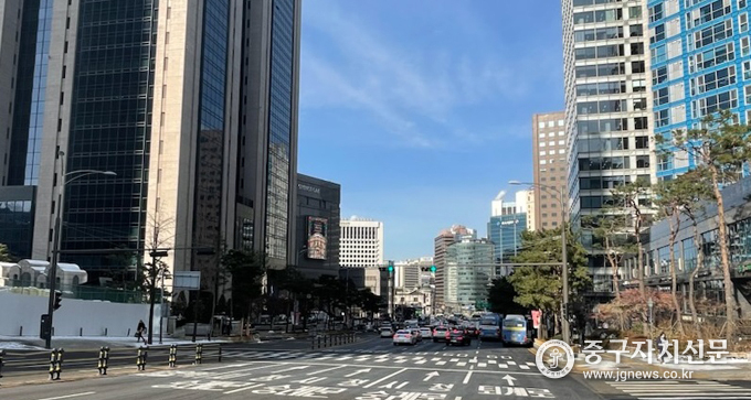쌍용남산 플래티넘 아파트 앞에 설치된 횡단보도.