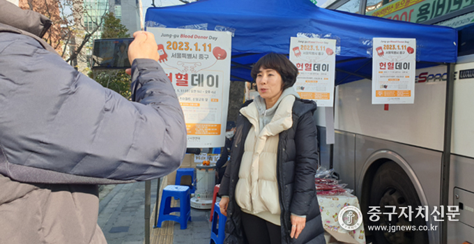 중구시민연대 강현미 헌혈나눔 위원장이 인터뷰를 하고 있는 모습.