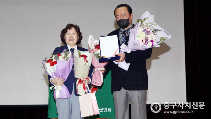중구향군 정기총회에서 김영주 회장이 이임하는 황영자 여성회장에게 감사패와 선물을 전달한 뒤 기념촬영을 하고 있다.