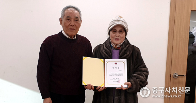 단독후보로 출마한 소화지 후보가 당선이 확정된 뒤 고진석 위원장으로부터 당선증을 받고 있다.
