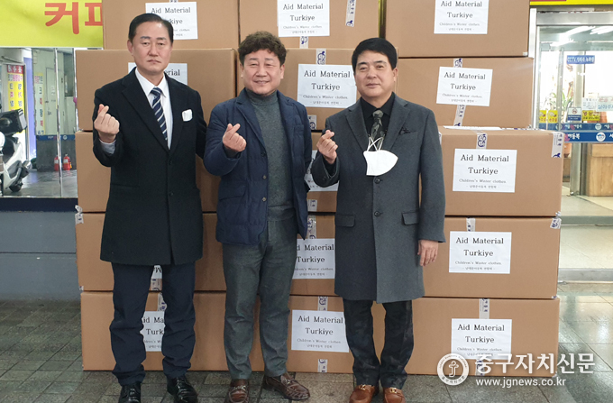 삼익패션타운 1층에 마련된 구호물품 앞에서 서울원아동복 이종원 회장(우), 부르뎅아동복 김종필 회장(좌), 문남엽 남대문상인회장(중)이 미니하트로 사랑을 전하고 있다.