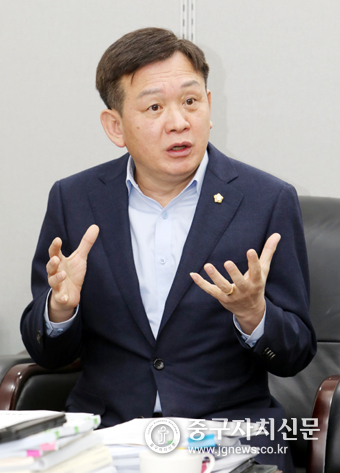 중구의회 윤판오 예결특위 위원장이 본지와 인터뷰를 하고 있다.<br>