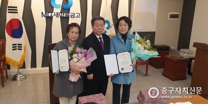 정찬성 이사장이 제49차 대의원 정기총회에서 표창장을 받은 대의원들과 함께 기념촬영을 하고 있다.
