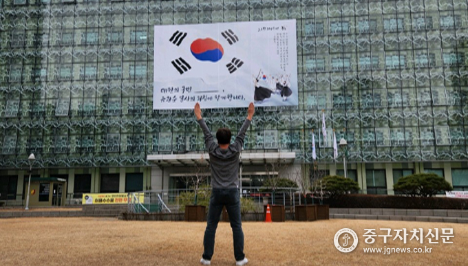 태극기 인증사진 이벤트 참여 예시. 