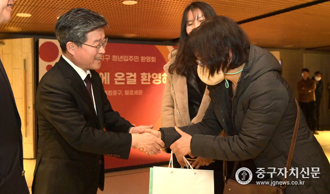 김길성 중구청장이 입주민 환영행사에 참여한 주민들과 일일이 악수를 하고 있다.