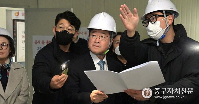 지난달 14일 김길성 구청장이 동화동 작은도서관 리모델링 공사현장을 둘러보고 있다.