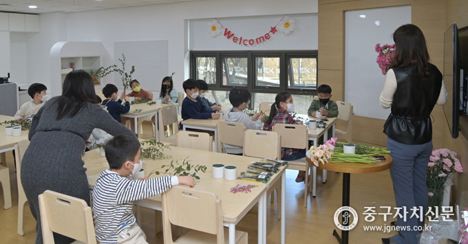  서울역자이센터에서 학생들을 대상으로 특별 프로그램을 진행하고 있다.