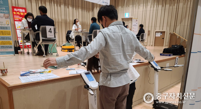 작년 12월 중구 소재 대우건설 사업장에서 '찾아가는 대사증후군 검진' 사업에서 체지방을 검사하고 있다. 