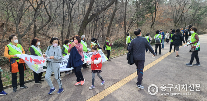 자연보호 서울시협 이영도 회장과 회원들이 남산입구에서 ‘산불예방 캠페인’을 전개하고 있다. 