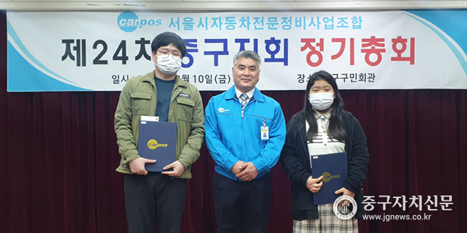 김문성 회장이 장학금을 수여한 뒤 학생들과 기념촬영을 하고 있다.