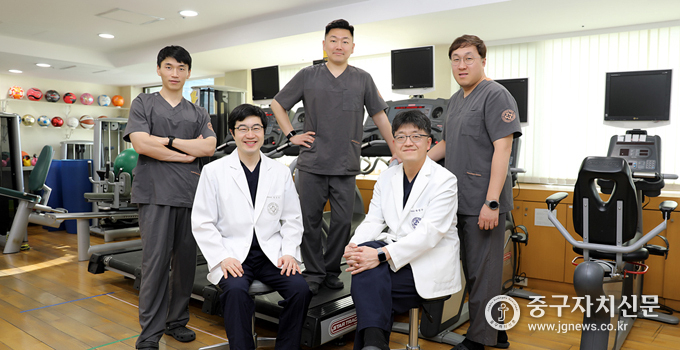 (사진은 좌로부터) 최문영 건강운동관리사, 정형외과 정규성 교수, 김진성 물리치료사, 정형외과 하정구 교수, 공두환 스포츠메디컬센터 실장.