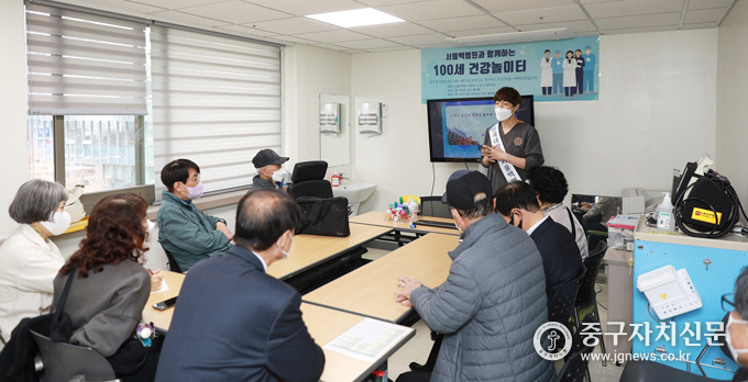 서울백병원에서 내원객을 대상으로 기관지 흡입제 사용 방법에 대한 교육을 진행하고 있다