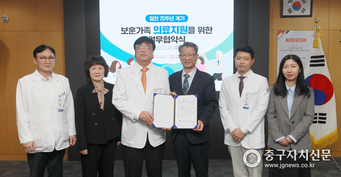 나치만 서울지방보훈청(오른쪽 세번째)와 송관영 서울의료원장(왼쪽 세번째)이 업무 협약서에 서명한 뒤 기념 촬영을 하고 있다.