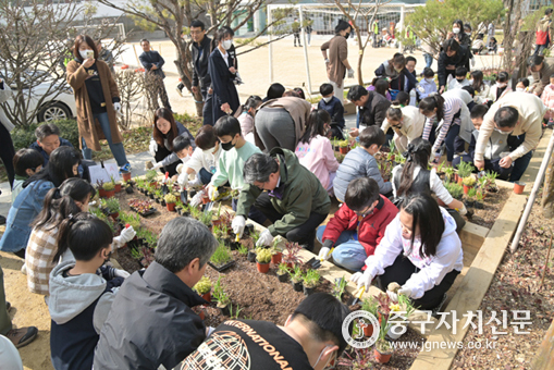남산초에서 김길성 중구청장과 재학생·학부모 등 100여명이 꽃묘 등을 심고 있다.