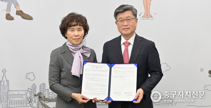지난 28일 김길성(우) 중구청장과 김인혜(좌) 중구약사회장이 업무협약을 체결한 뒤 기념촬영을 하고 있다.