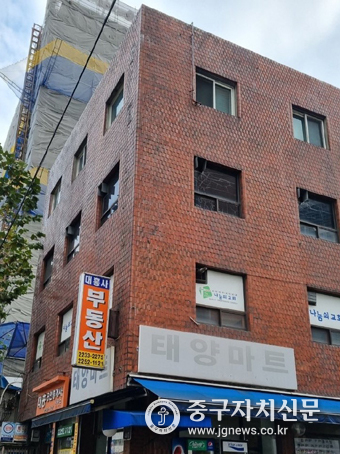 방치됐던 돌출간판 철거로 깨끗해진 건물 외벽의 모습.