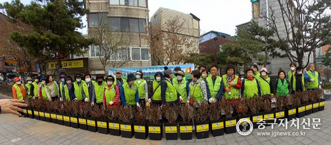 자연보호중구협 회원들이 신당동 마을마당에서 ‘기후변화에 대응하는 나무심기’에 앞서 포즈를 취하고 있다. 