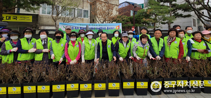 자연보호중구협 회원들이 신당동 마을마당에서 ‘기후변화에 대응하는 나무심기’에 앞서 기념촬영을 하고 있다. 