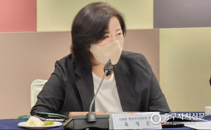 옥재은 의원이 북한이탈주민 지원단체 소통 간담회에 참석해 의견을 개진하고 있다. 