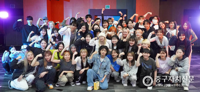 정화예대 실용댄스전공 재학생을 대상으로 안무가 ‘아이키’의 특강을 개최한 뒤 학생들과 환호하고 있다.